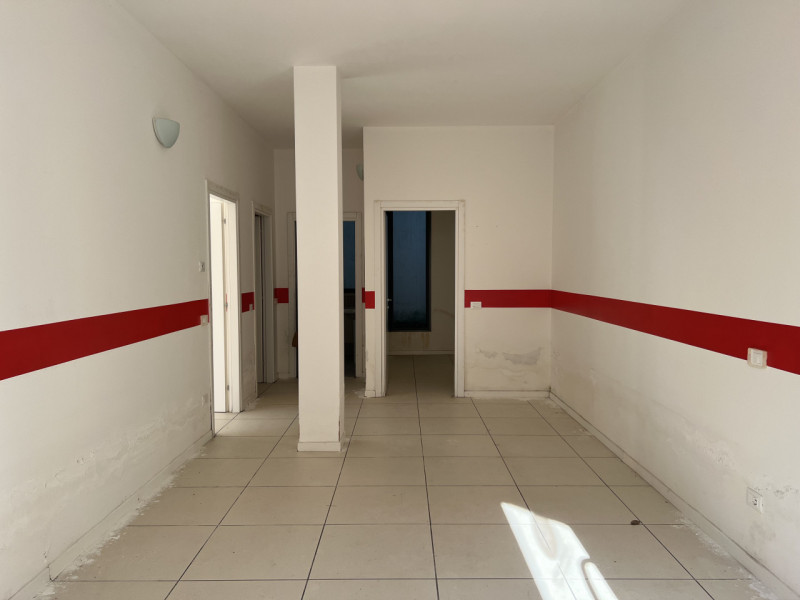 In Via Donatori di Sangue, nel cuore di Due Carrare, proponiamo immobile polifunzionale di circa ...