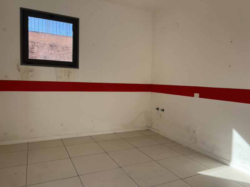 In Via Donatori di Sangue, nel cuore di Due Carrare, proponiamo immobile polifunzionale di circa ...