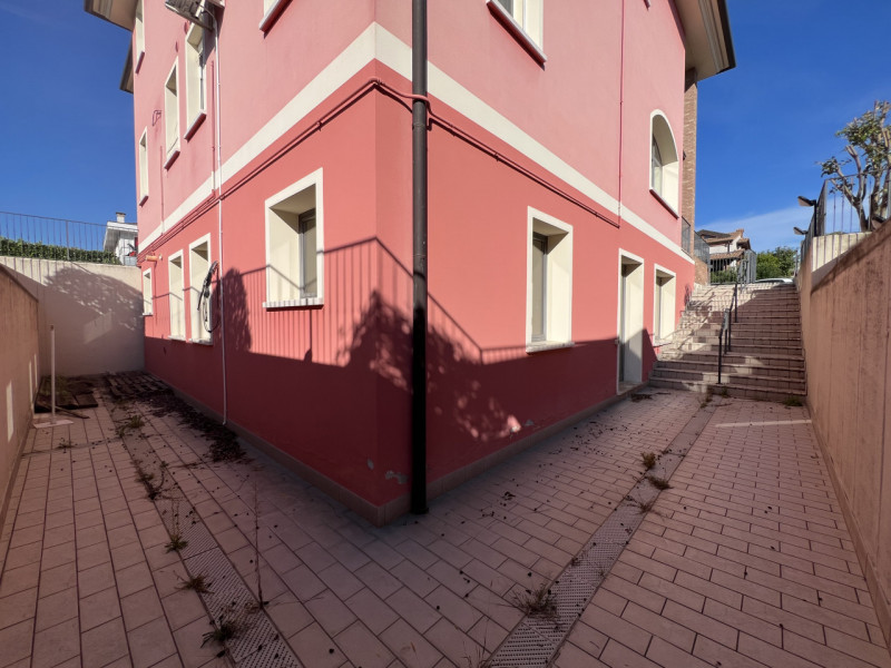 In Via Donatori di Sangue, nel cuore di Due Carrare, proponiamo immobile polifunzionale di circa ...