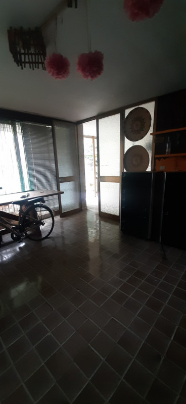 TENCAROLA Centro quartiere, si propone importante casa singola circondata da ampio verde privato ...