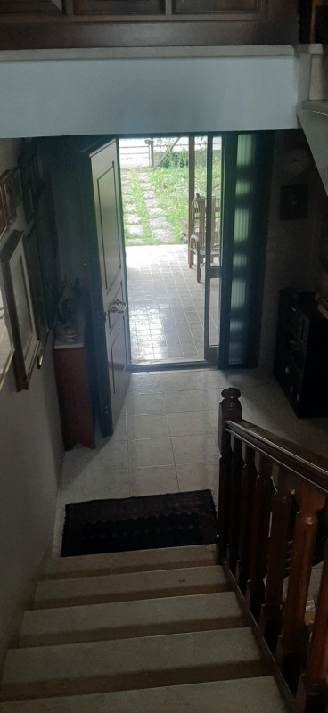 TENCAROLA Centro quartiere, si propone importante casa singola circondata da ampio verde privato ...