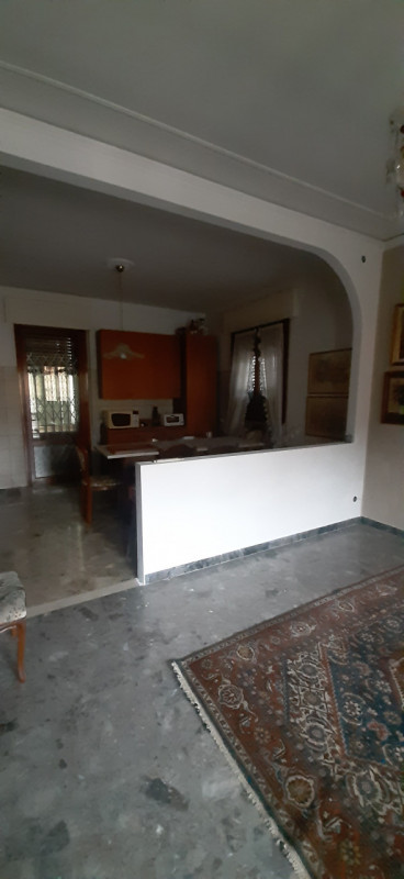 TENCAROLA Centro quartiere, si propone importante casa singola circondata da ampio verde privato ...