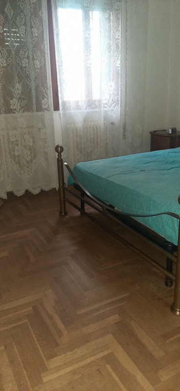 TENCAROLA Centro quartiere, si propone importante casa singola circondata da ampio verde privato ...