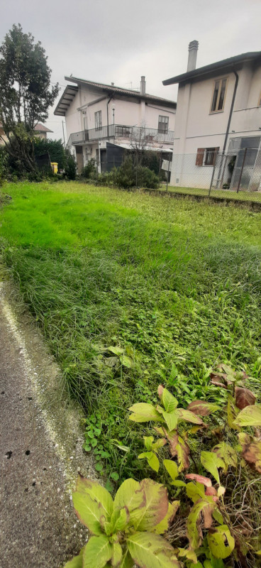 TENCAROLA Centro quartiere, si propone importante casa singola circondata da ampio verde privato ...