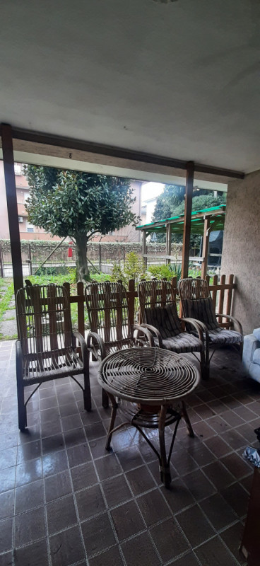 TENCAROLA Centro quartiere, si propone importante casa singola circondata da ampio verde privato ...