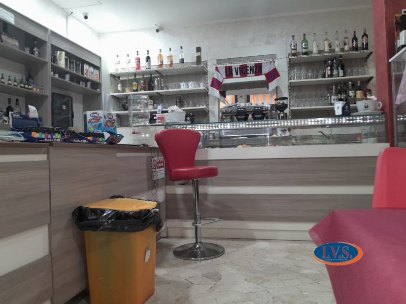 VICENZA (VI) - ZONA STADIO - In zona di grande visibilità VENDESI LOCALE CON ATTIVITA' DI BAR sto...