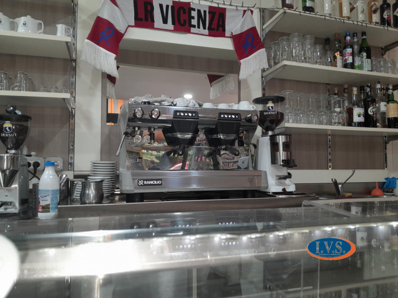VICENZA (VI) - ZONA STADIO - In zona di grande visibilità VENDESI LOCALE CON ATTIVITA' DI BAR sto...