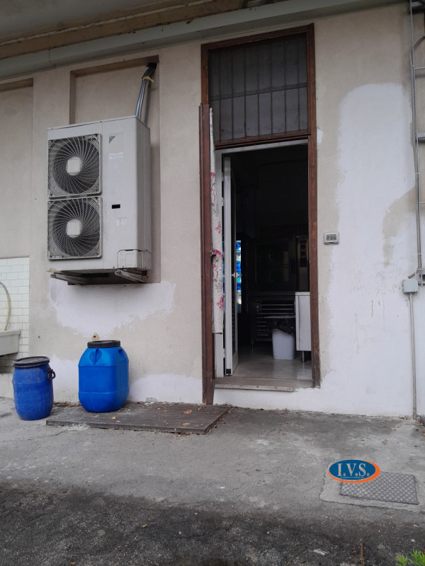 VICENZA (VI) - ZONA STADIO - In zona di grande visibilità VENDESI LOCALE CON ATTIVITA' DI BAR sto...