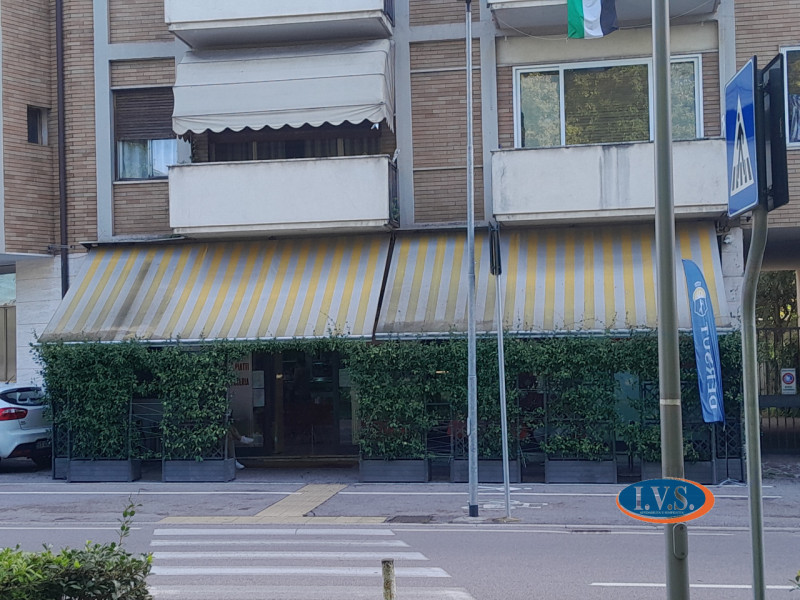 VICENZA (VI) - ZONA STADIO - In zona di grande visibilità VENDESI LOCALE CON ATTIVITA' DI BAR sto...