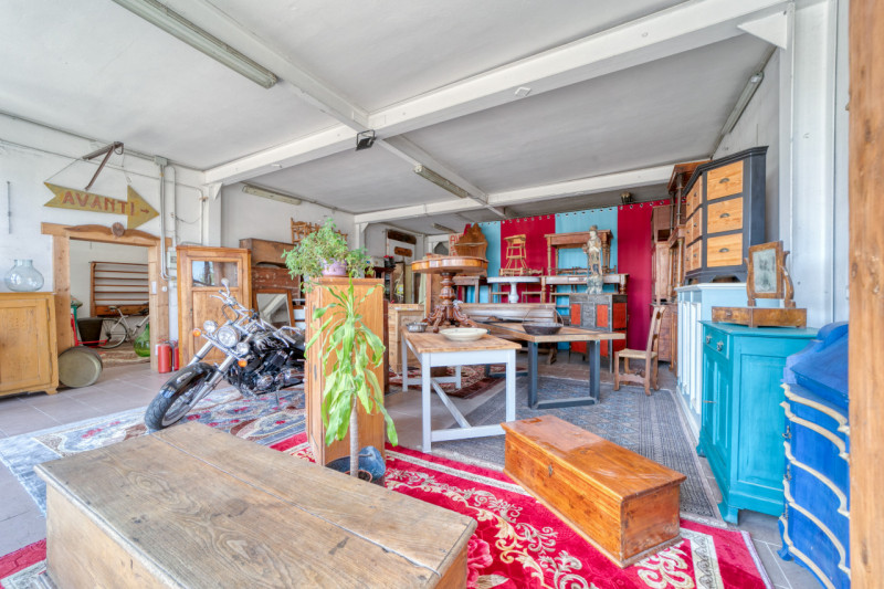 A Caselle di Selvazzano sulla via Brentella proponiamo in vendita un laboratorio che fa parte di ...