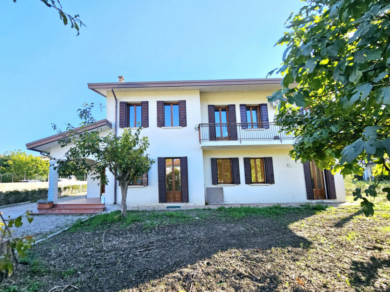 Proponiamo in vendita una spaziosa villa singola, collocata in un bellissimo contesto residenzial...