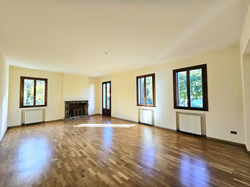 Proponiamo in vendita una spaziosa villa singola, collocata in un bellissimo contesto residenzial...