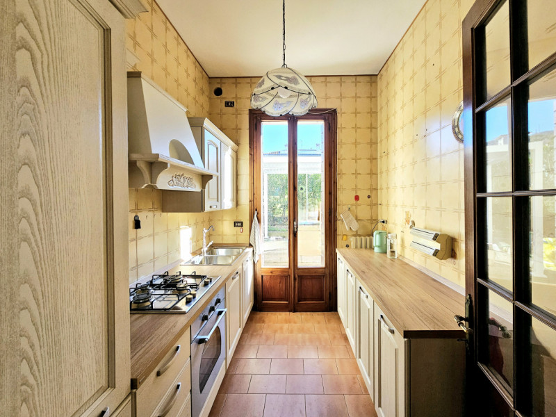 Proponiamo in vendita una spaziosa villa singola, collocata in un bellissimo contesto residenzial...