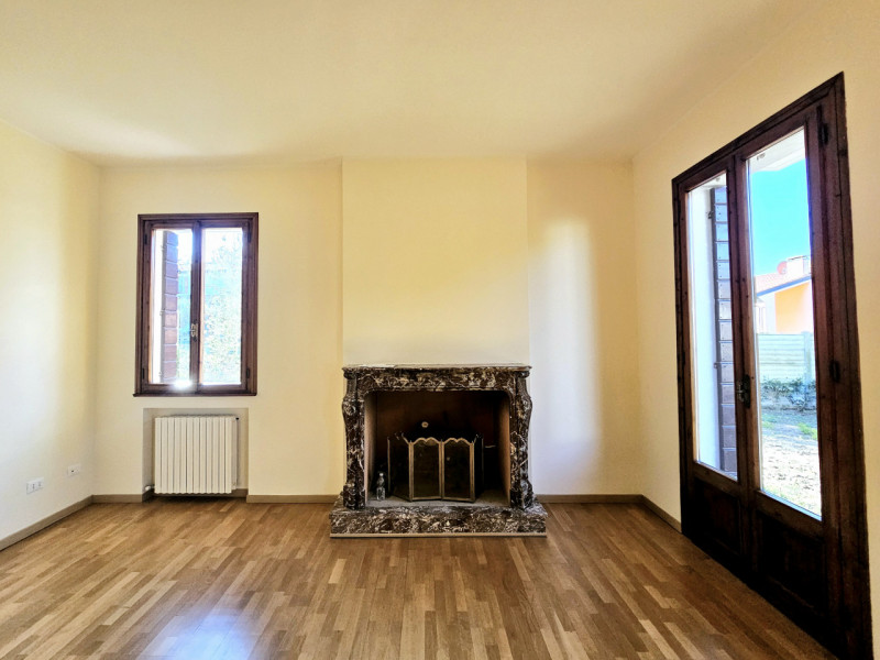 Proponiamo in vendita una spaziosa villa singola, collocata in un bellissimo contesto residenzial...