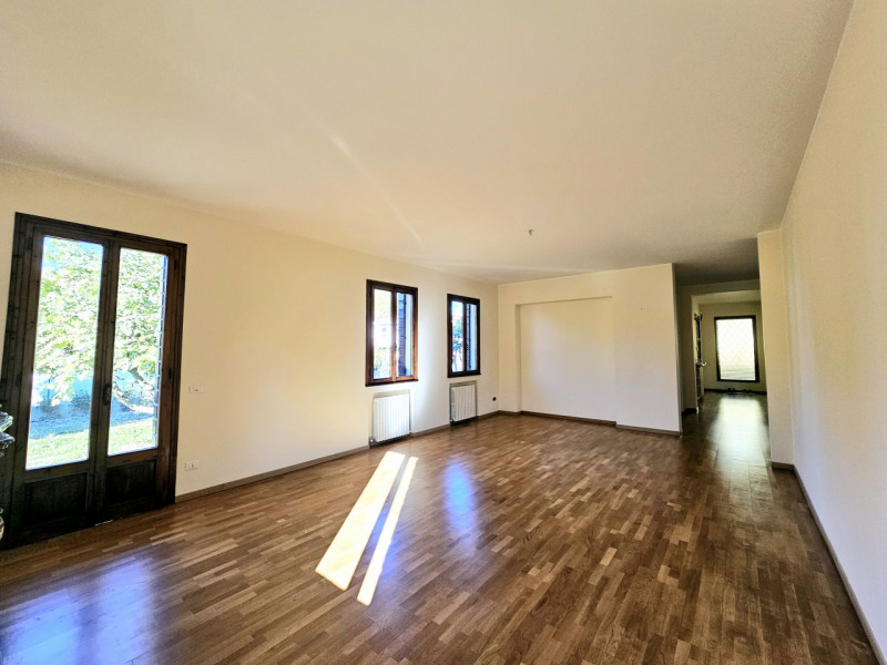 Proponiamo in vendita una spaziosa villa singola, collocata in un bellissimo contesto residenzial...