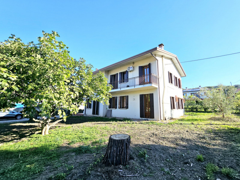 Proponiamo in vendita una spaziosa villa singola, collocata in un bellissimo contesto residenzial...