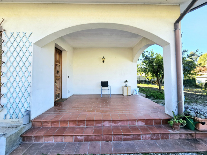 Proponiamo in vendita una spaziosa villa singola, collocata in un bellissimo contesto residenzial...