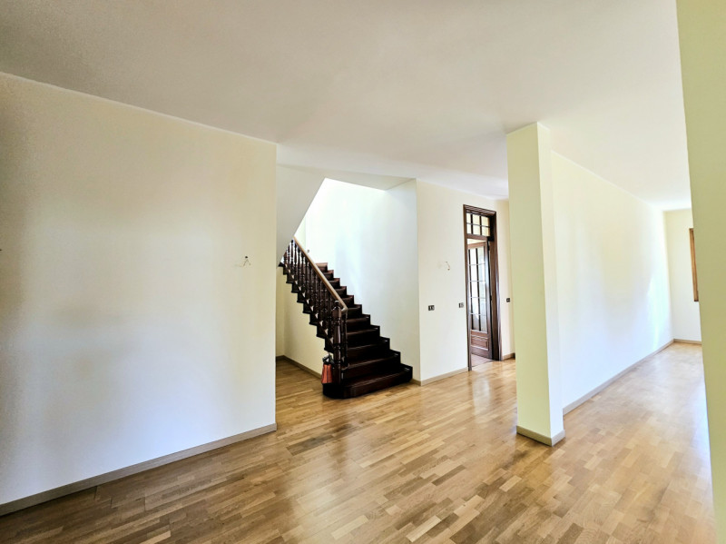 Proponiamo in vendita una spaziosa villa singola, collocata in un bellissimo contesto residenzial...