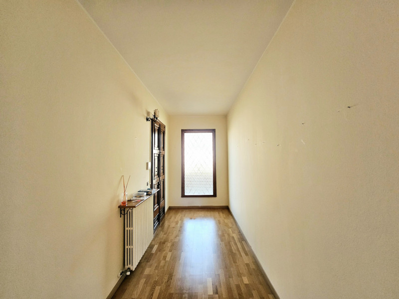 Proponiamo in vendita una spaziosa villa singola, collocata in un bellissimo contesto residenzial...