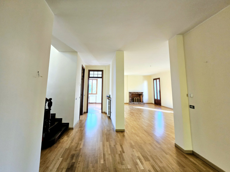 Proponiamo in vendita una spaziosa villa singola, collocata in un bellissimo contesto residenzial...