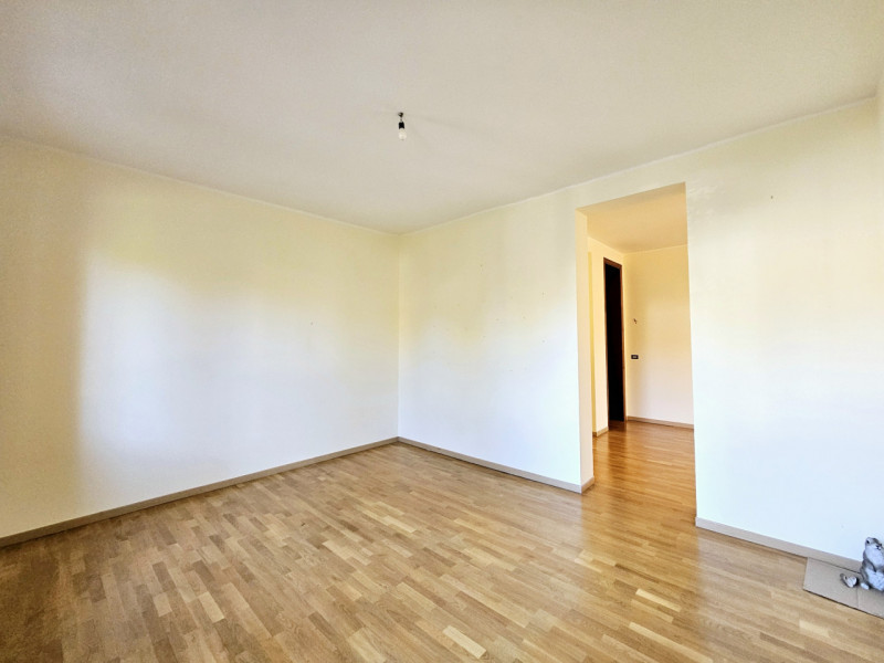 Proponiamo in vendita una spaziosa villa singola, collocata in un bellissimo contesto residenzial...