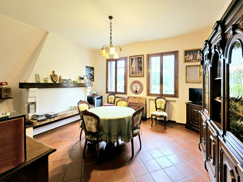 Proponiamo in vendita una spaziosa villa singola, collocata in un bellissimo contesto residenzial...