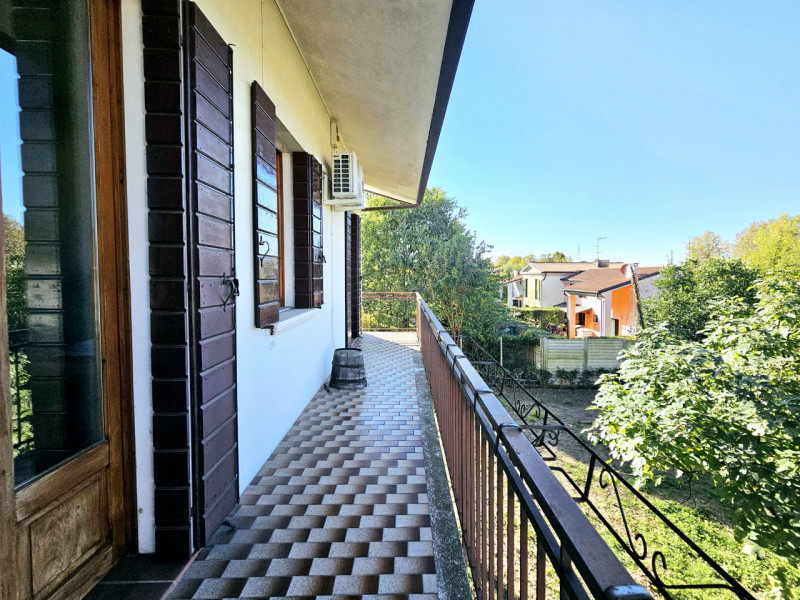 Proponiamo in vendita una spaziosa villa singola, collocata in un bellissimo contesto residenzial...