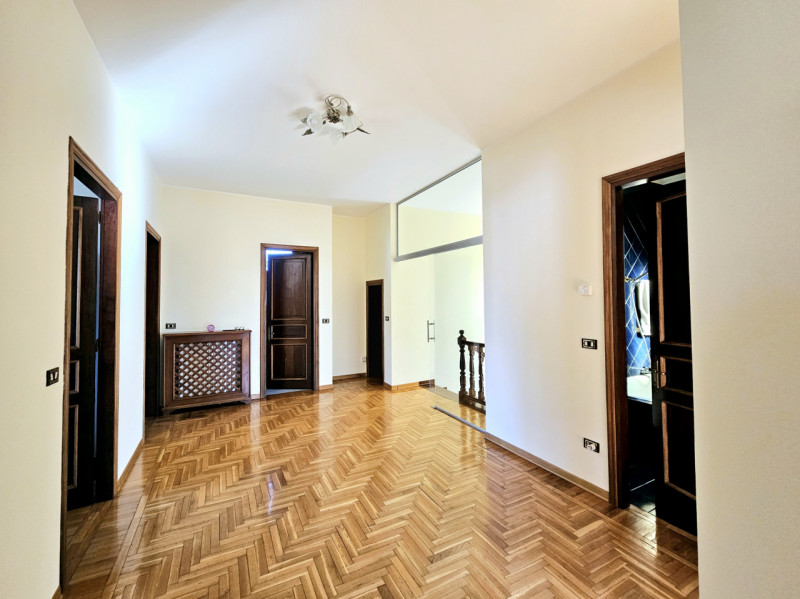 Proponiamo in vendita una spaziosa villa singola, collocata in un bellissimo contesto residenzial...