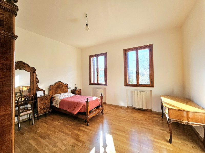 Proponiamo in vendita una spaziosa villa singola, collocata in un bellissimo contesto residenzial...