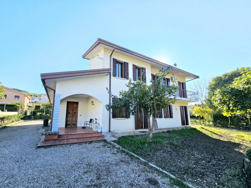 Proponiamo in vendita una spaziosa villa singola, collocata in un bellissimo contesto residenzial...