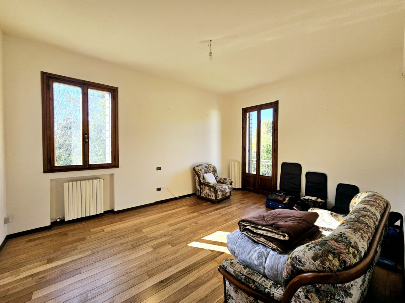 Proponiamo in vendita una spaziosa villa singola, collocata in un bellissimo contesto residenzial...