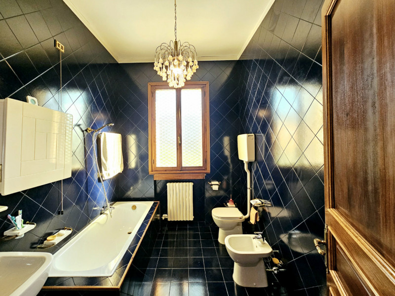 Proponiamo in vendita una spaziosa villa singola, collocata in un bellissimo contesto residenzial...