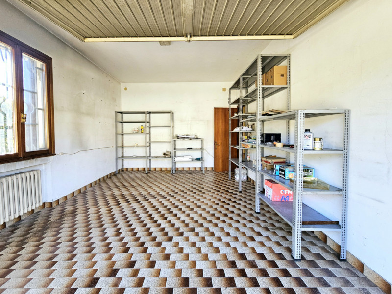 Proponiamo in vendita una spaziosa villa singola, collocata in un bellissimo contesto residenzial...