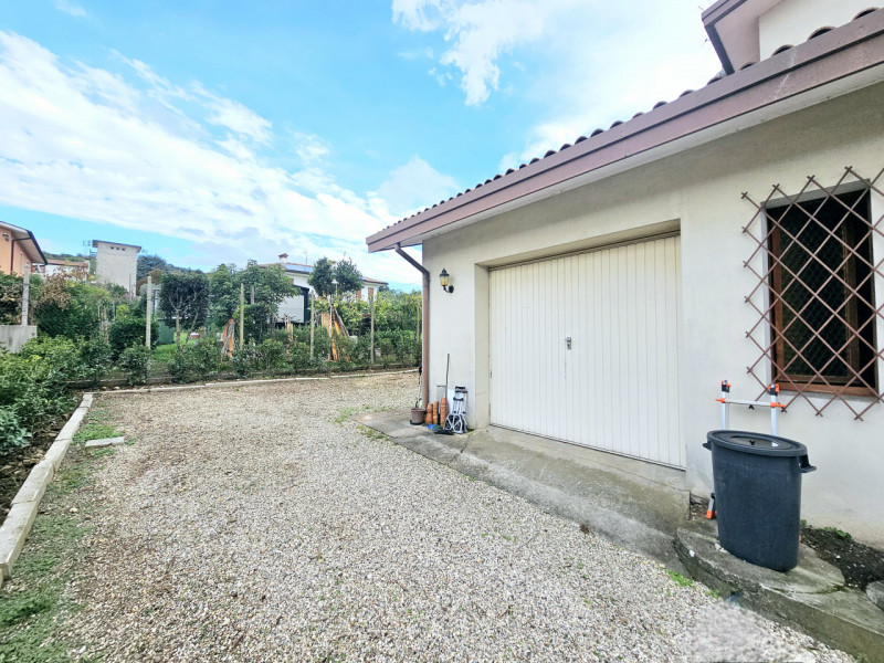 Proponiamo in vendita una spaziosa villa singola, collocata in un bellissimo contesto residenzial...