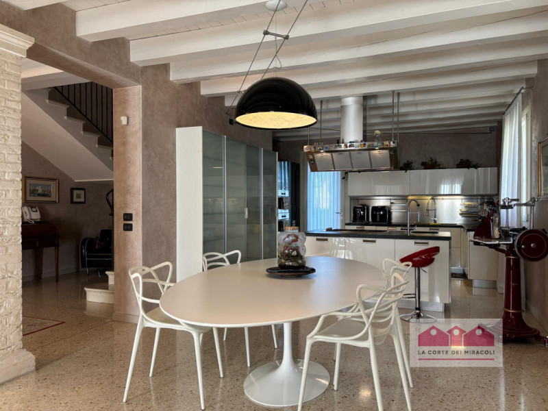 COSTABISSARA: ELEGANTE E RAFFINATA SINGOLA CON GRANDE GIARDINO E DEPANDANCE. RIF. VS79F. EURO 1.4...