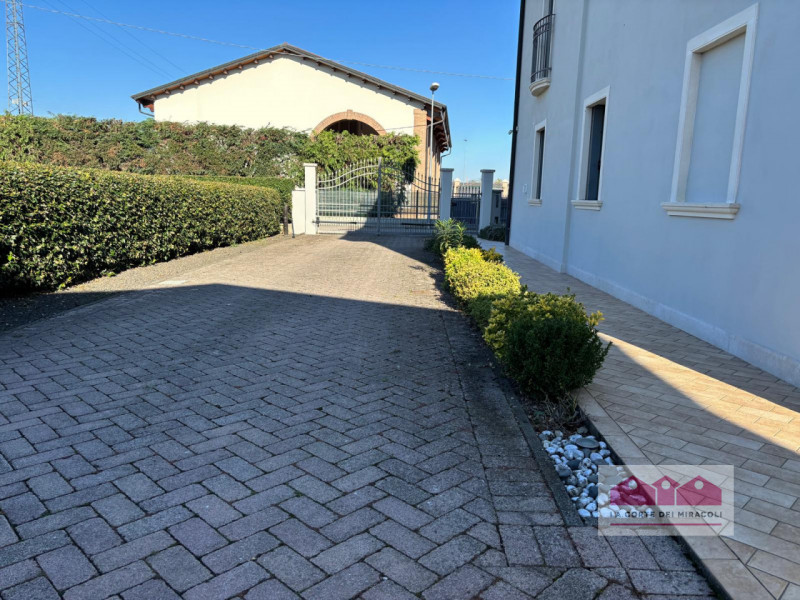 COSTABISSARA: ELEGANTE E RAFFINATA SINGOLA CON GRANDE GIARDINO E DEPANDANCE. RIF. VS79F. EURO 1.4...