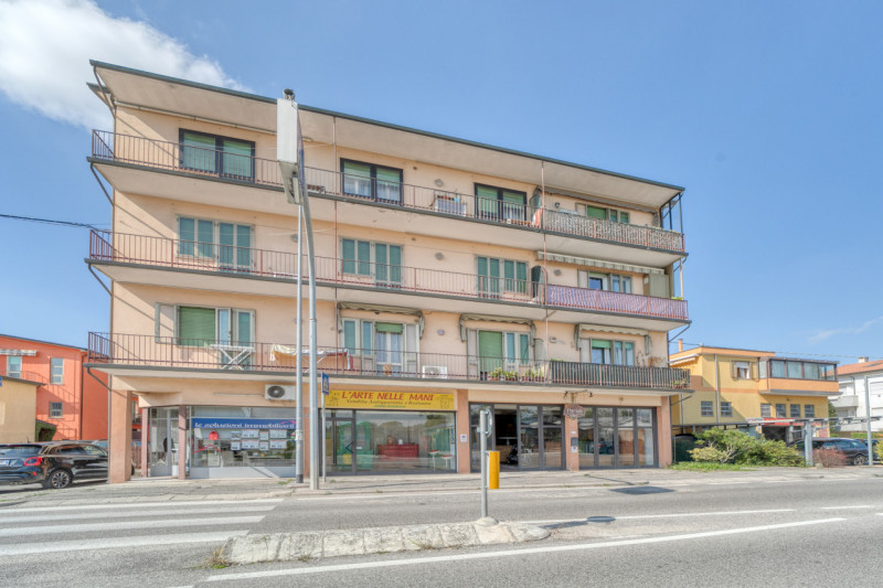 A Caselle di Selvazzano sulla via Brentella proponiamo in vendita un magazzino che fa parte di un...