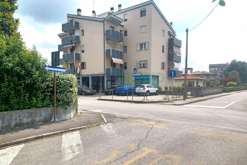Cavazzale: USO INVESTIMENTO in buon contesto residenziale/commerciale, posto in centro paese, in ...