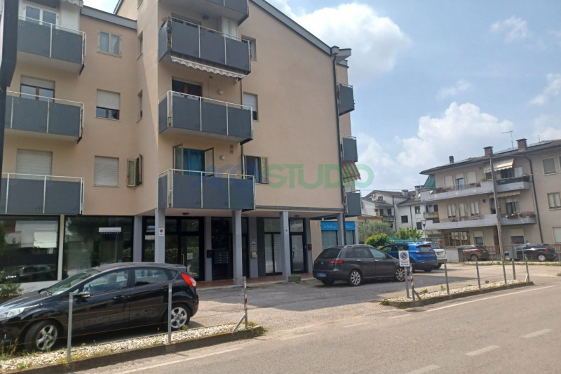 Cavazzale: USO INVESTIMENTO in buon contesto residenziale/commerciale, posto in centro paese, in ...