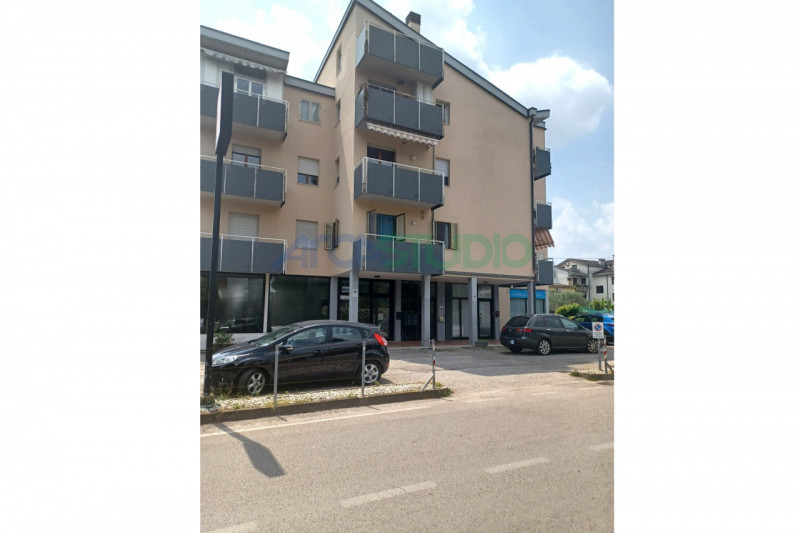 Cavazzale: USO INVESTIMENTO in buon contesto residenziale/commerciale, posto in centro paese, in ...