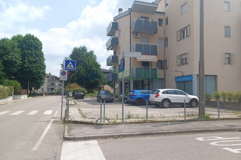 Cavazzale: USO INVESTIMENTO in buon contesto residenziale/commerciale, posto in centro paese, in ...