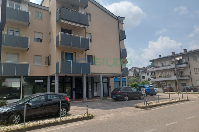 Cavazzale: USO INVESTIMENTO in buon contesto residenziale/commerciale, posto in centro paese, in ...