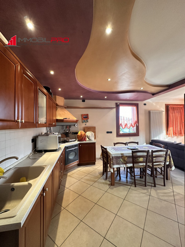 Scopri la tua nuova casa a Malo, una splendida porzione di bifamiliare che unisce eleganza e funz...