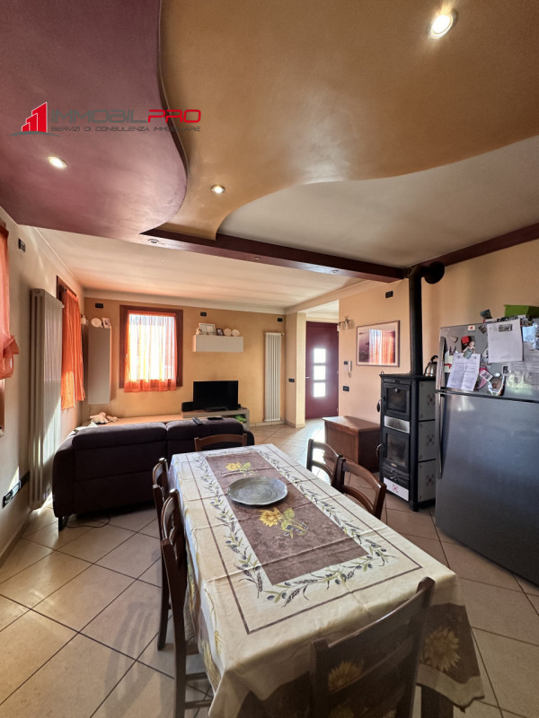 Scopri la tua nuova casa a Malo, una splendida porzione di bifamiliare che unisce eleganza e funz...