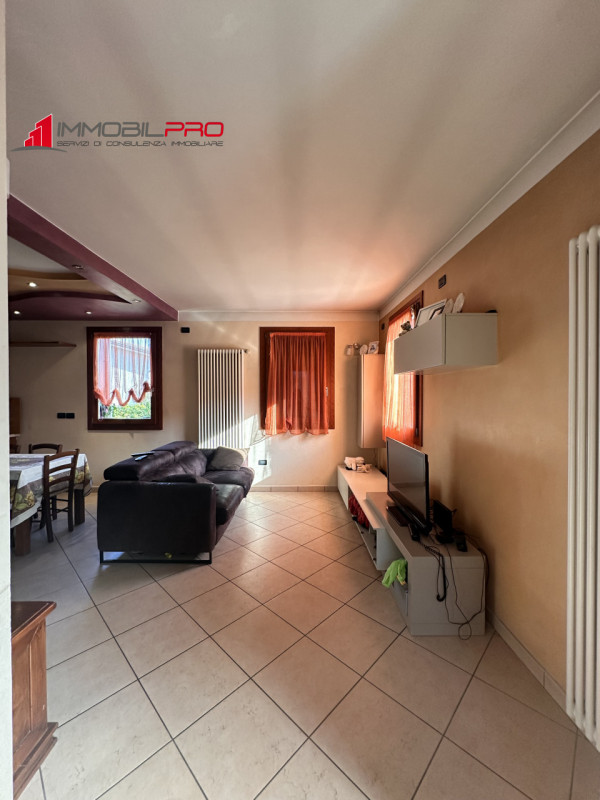 Scopri la tua nuova casa a Malo, una splendida porzione di bifamiliare che unisce eleganza e funz...