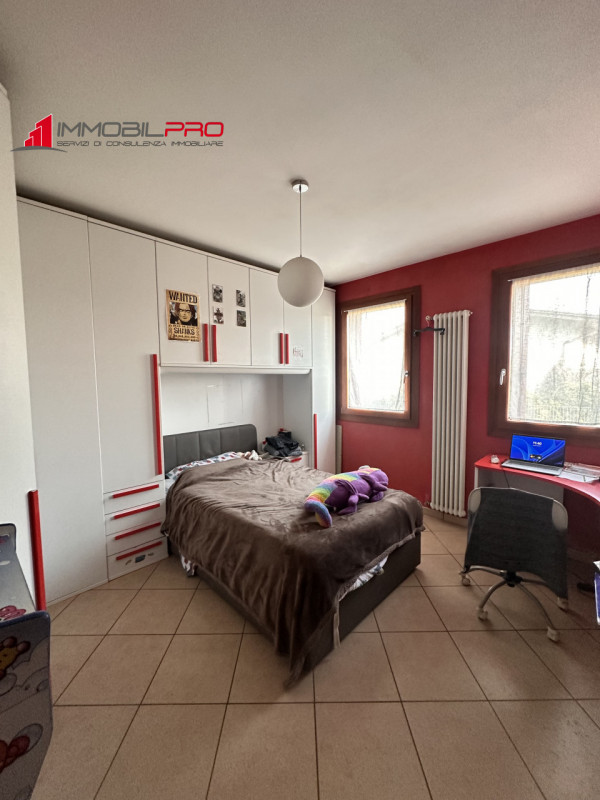 Scopri la tua nuova casa a Malo, una splendida porzione di bifamiliare che unisce eleganza e funz...