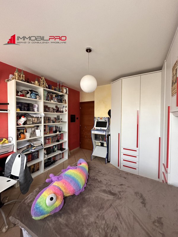 Scopri la tua nuova casa a Malo, una splendida porzione di bifamiliare che unisce eleganza e funz...