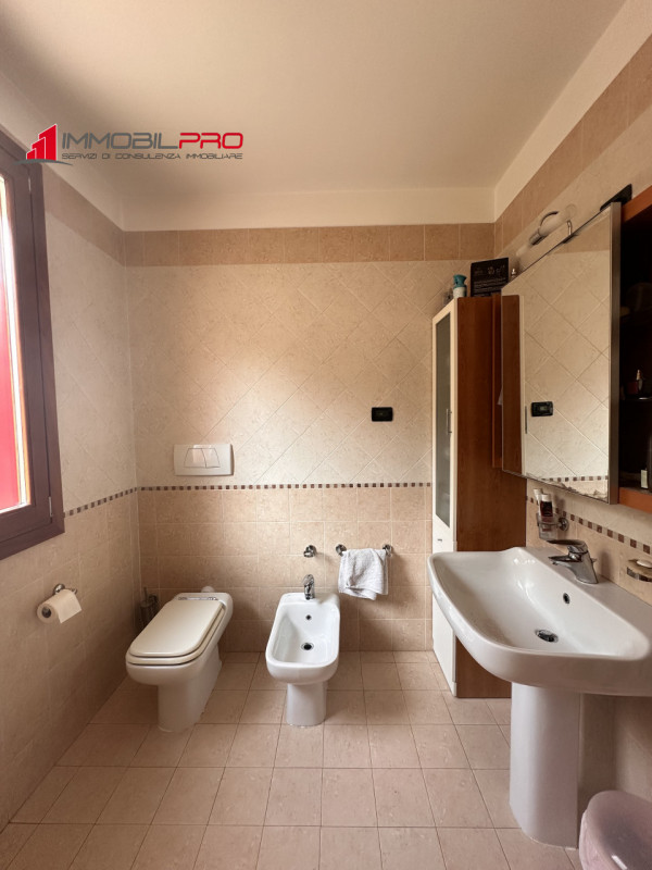 Scopri la tua nuova casa a Malo, una splendida porzione di bifamiliare che unisce eleganza e funz...