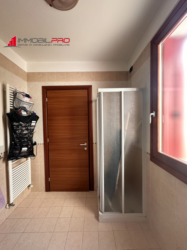 Scopri la tua nuova casa a Malo, una splendida porzione di bifamiliare che unisce eleganza e funz...