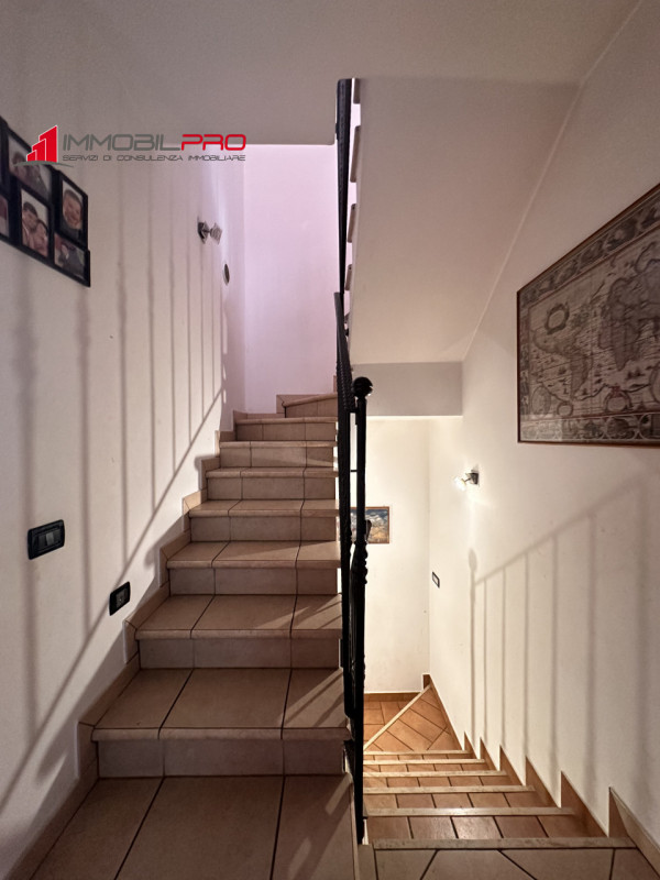 Scopri la tua nuova casa a Malo, una splendida porzione di bifamiliare che unisce eleganza e funz...